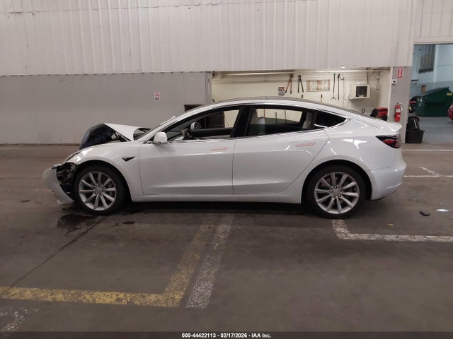 44422113 :رقم المزاد ، 5YJ3E1EB8KF421600 vin ، 2019 Tesla Model 3 Long Range/performance مزاد بيع