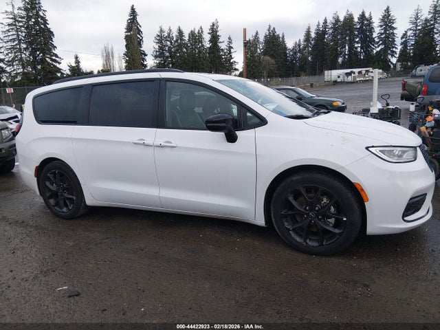 Chrysler Pacifica Limited 2025 2C4RC1GG0SR562299 Image 13