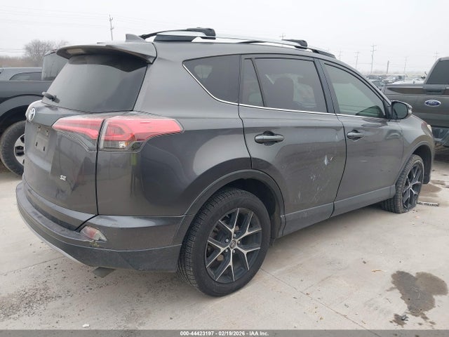 JTMNFREV5JJ752818 Toyota RAV4 SE