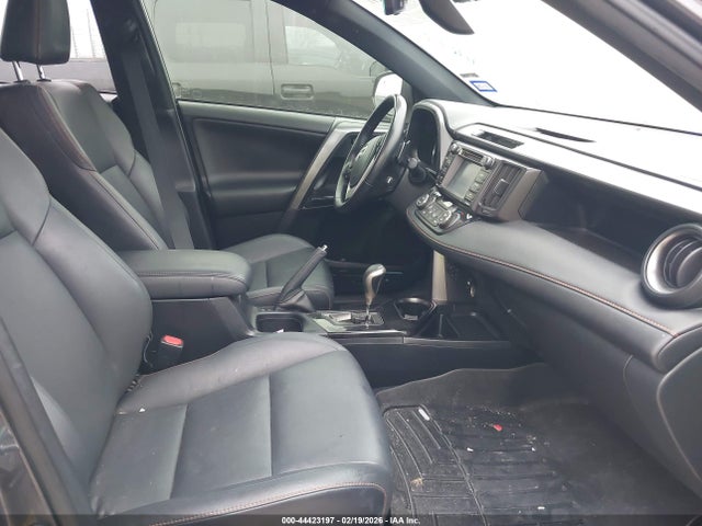 JTMNFREV5JJ752818 Toyota RAV4 SE