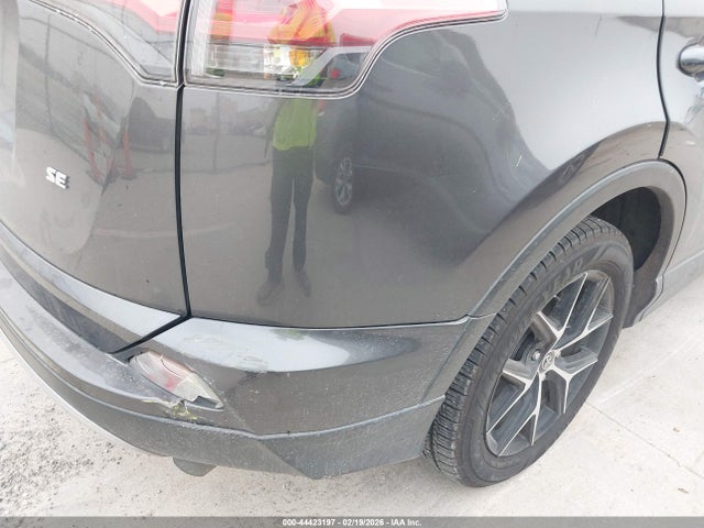 JTMNFREV5JJ752818 Toyota RAV4 SE
