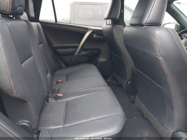 JTMNFREV5JJ752818 Toyota RAV4 SE