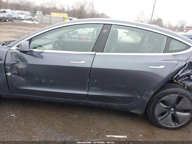 Продажа на аукционе авто 2018 Tesla Model 3, vin: 5YJ3E1EA4JF123647, номер лота: 44423580