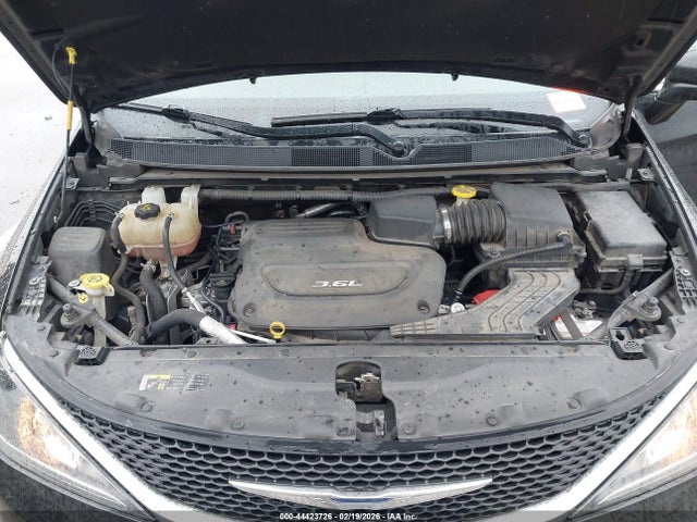 Продаж на аукціоні авто 2017 Chrysler Pacifica Touring-l, vin: 2C4RC1BG0HR576512, номер лоту: 44423726