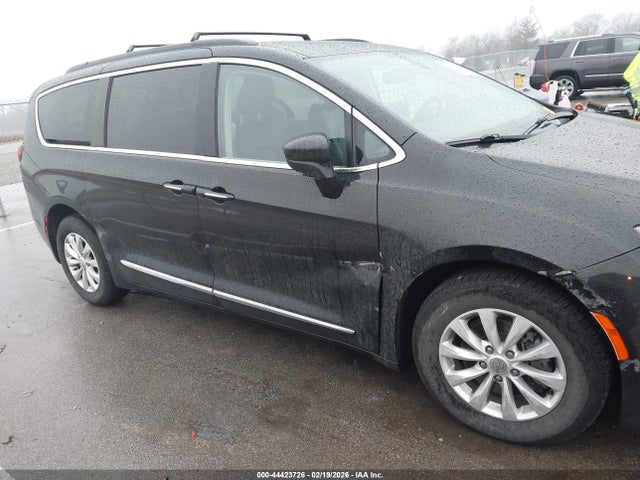 Продаж на аукціоні авто 2017 Chrysler Pacifica Touring-l, vin: 2C4RC1BG0HR576512, номер лоту: 44423726