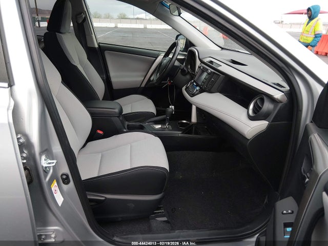 JTMRFREV1JJ225280 Toyota Rav4 Xle