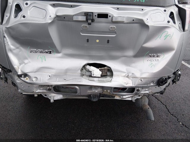 JTMRFREV1JJ225280 Toyota Rav4 Xle