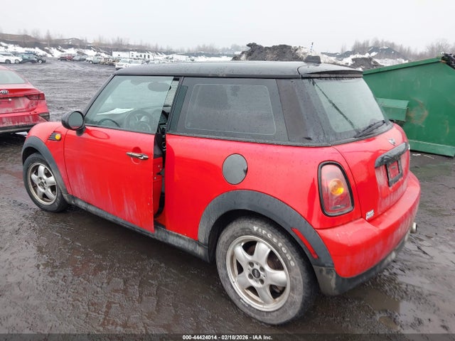 2010 MINI COOPER WMWMF3C55ATZ25587 Photo 2