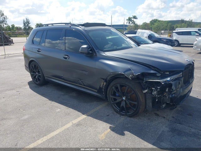 44424031 :رقم المزاد ، 5UXCX6C04M9E90131 vin ، 2021 Bmw X7 M50i مزاد بيع