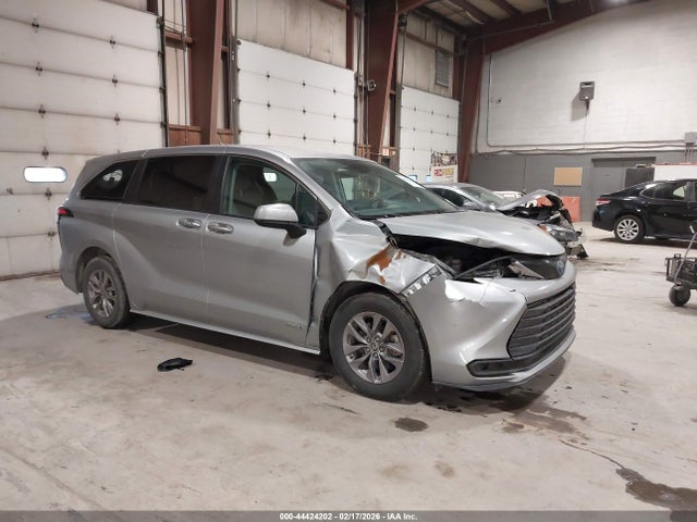 2021 TOYOTA SIENNA 5TDKSKFC8MS036800