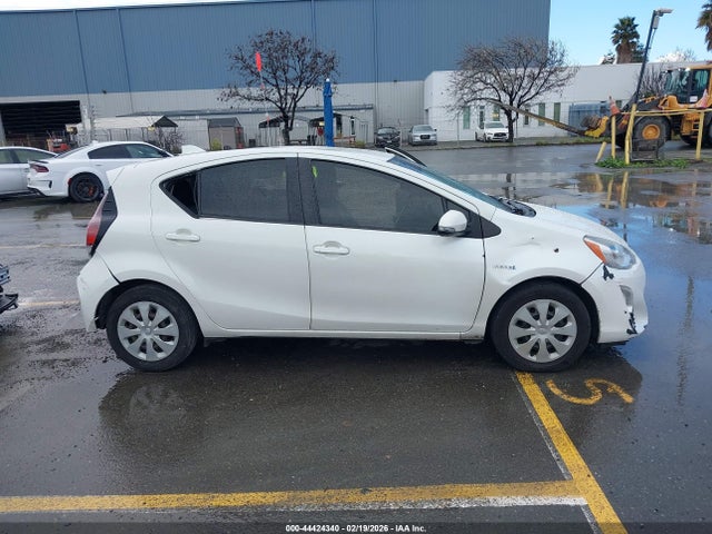 Toyota Prius C One 2016 JTDKDTB32G1134101 Image 13