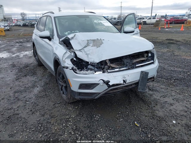Продаж на аукціоні авто 2018 Volkswagen Tiguan 2.0t S, vin: 3VV0B7AX7JM132803, номер лоту: 44425246