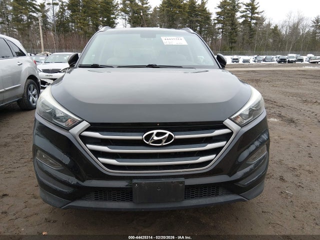 KM8J3CA42HU316823 Hyundai TUCSON SE