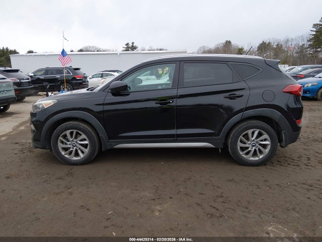KM8J3CA42HU316823 Hyundai TUCSON SE