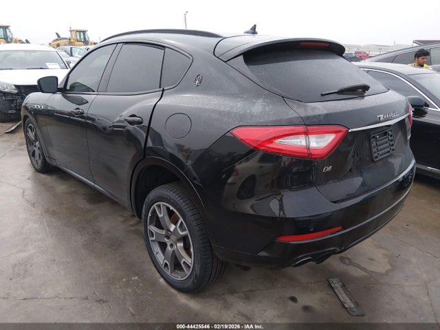 2018 MASERATI LEVANTE ZN661XUA7JX302430 Photo 2