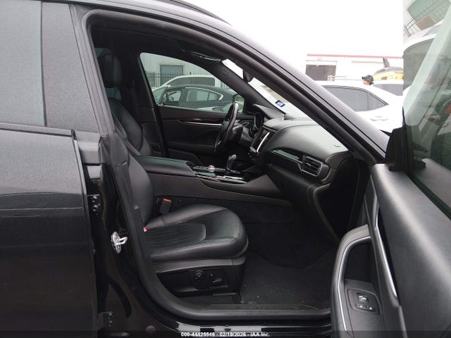 2018 MASERATI LEVANTE ZN661XUA7JX302430 Photo 4