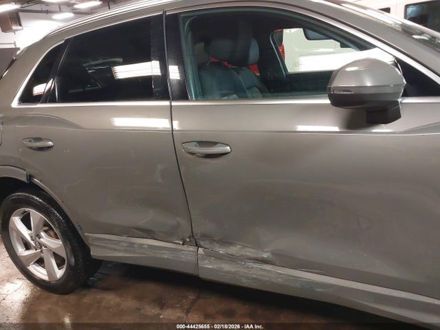 2020 Audi Q3 Premium 45 Tfsi Quattro Tiptronic მანქანა იყიდება აუქციონზე, vin: WA1AECF37L1093407, აუქციონის ნომერი: 44425655