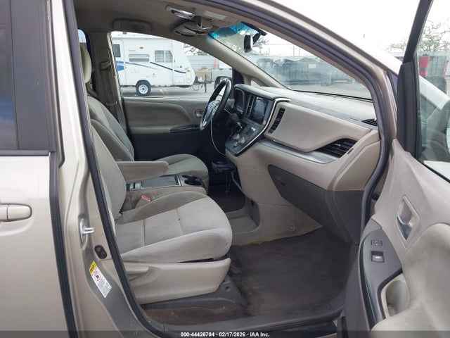 Toyota Sienna Le 8 Passenger 2017 5TDKZ3DC5HS843687 Image 5