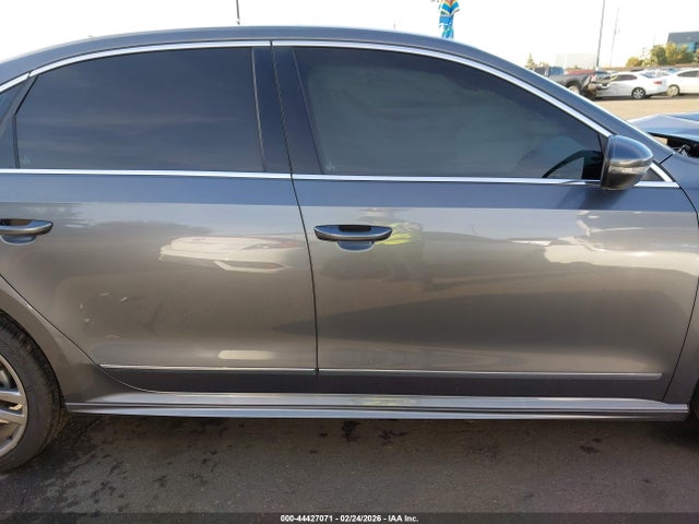 1VWDT7A35HC076492 Volkswagen Passat 1.8t R-line
