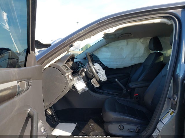 1VWDT7A35HC076492 Volkswagen Passat 1.8t R-line