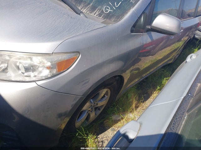 5TDKZ3DC9JS904335 Toyota Sienna Le 8 Passenger