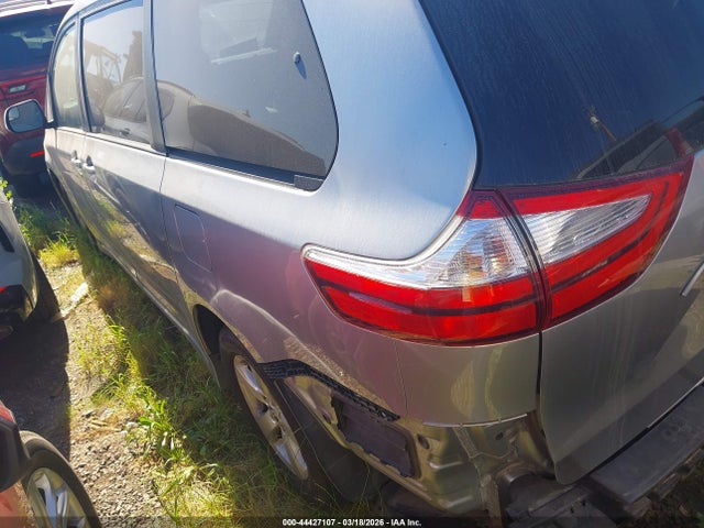5TDKZ3DC9JS904335 Toyota Sienna Le 8 Passenger