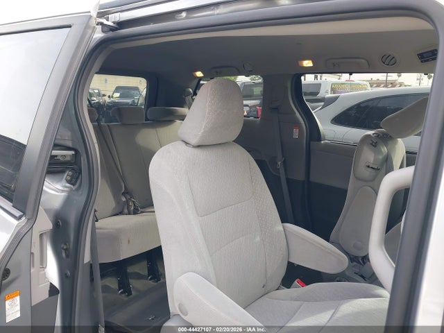5TDKZ3DC9JS904335 Toyota Sienna Le 8 Passenger