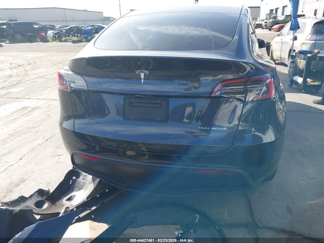 2024 Tesla Model Y Long Range Dual Motor All-wheel Drive მანქანა იყიდება აუქციონზე, vin: 7SAYGDEE9RF068891, აუქციონის ნომერი: 44427461