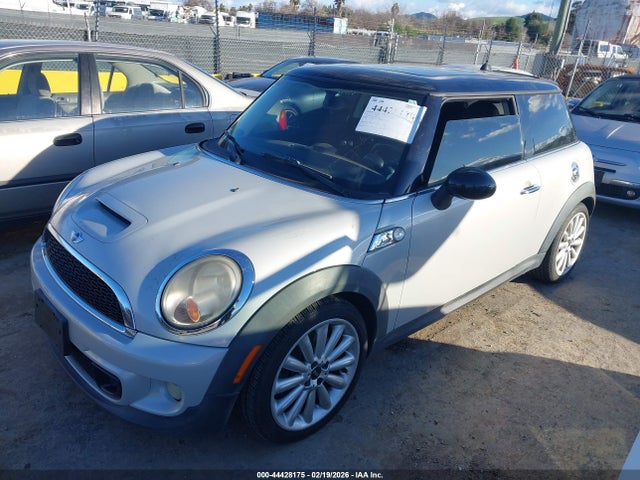 2011 MINI COOPER S WMWSV3C57BTY10372 Photo 1