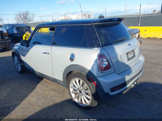 2011 MINI COOPER S WMWSV3C57BTY10372 Photo 2