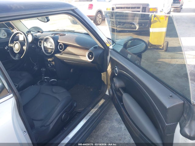 2011 MINI COOPER S WMWSV3C57BTY10372 Photo 4