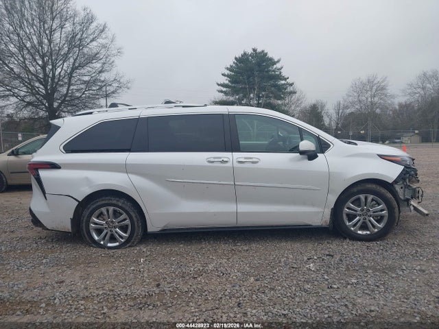Toyota Sienna Platinum 2024 5TDESKFC5RS134591 Image 14