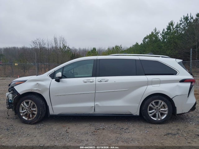 Toyota Sienna Platinum 2024 5TDESKFC5RS134591 Image 15