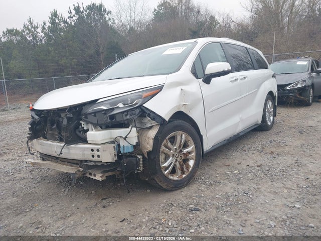 Toyota Sienna Platinum 2024 5TDESKFC5RS134591 Image 2