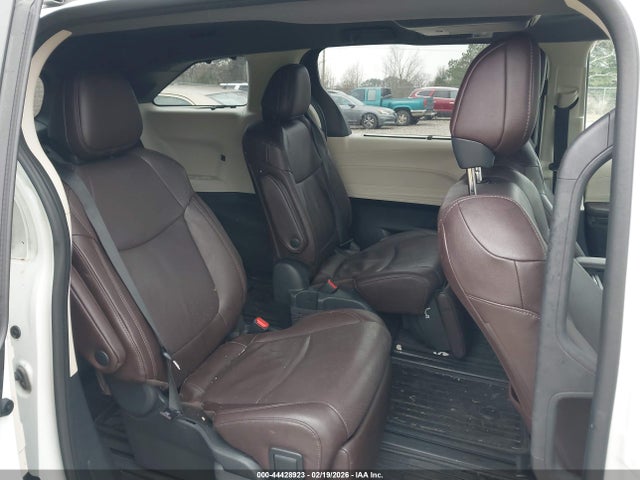 Toyota Sienna Platinum 2024 5TDESKFC5RS134591 Image 8