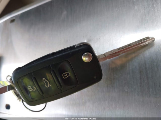 44429144 :رقم المزاد ، 3VWJX7AT0DM677373 vin ، 2013 Volkswagen Beetle 2.5l مزاد بيع