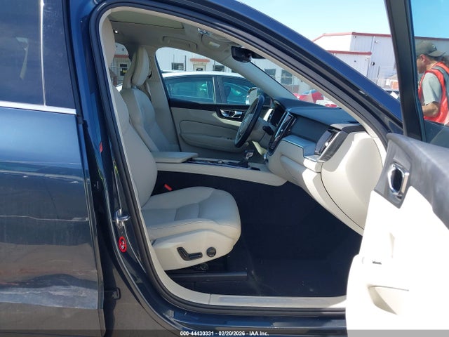 2018 VOLVO XC60 YV4102RK8J1085800 Photo 4