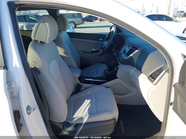 KM8J33A4XHU356003 Hyundai TUCSON SE