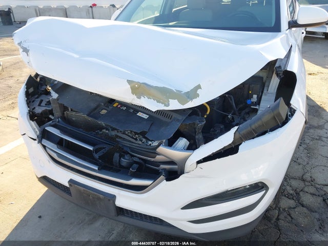 KM8J33A4XHU356003 Hyundai TUCSON SE