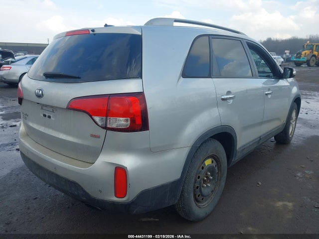 Продажа на аукционе авто 2015 Kia Sorento Lx, vin: 5XYKTCA60FG585184, номер лота: 44431199