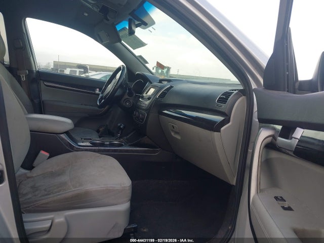 Продажа на аукционе авто 2015 Kia Sorento Lx, vin: 5XYKTCA60FG585184, номер лота: 44431199