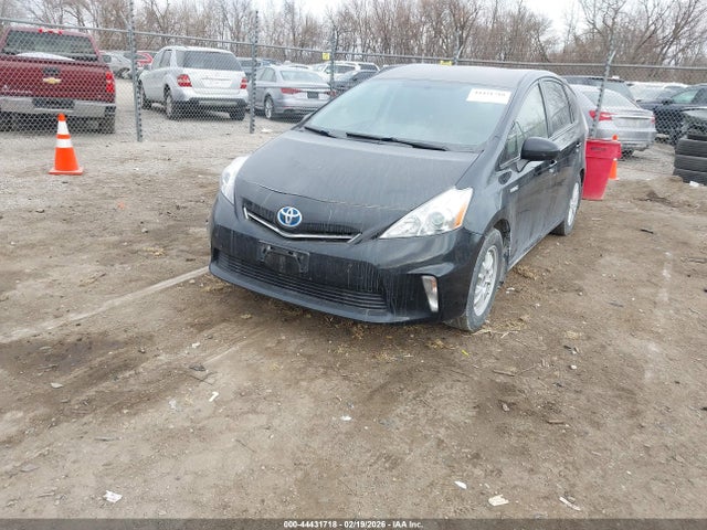 Toyota Prius V Three 2014 JTDZN3EU4E3300846 Image 2