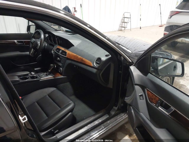 2013 Mercedes-benz C 300 Sport 4matic მანქანა იყიდება აუქციონზე, vin: WDDGF8AB6DR274323, აუქციონის ნომერი: 44431939