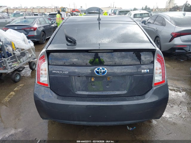JTDKN3DU9F1946674 Toyota Prius Three