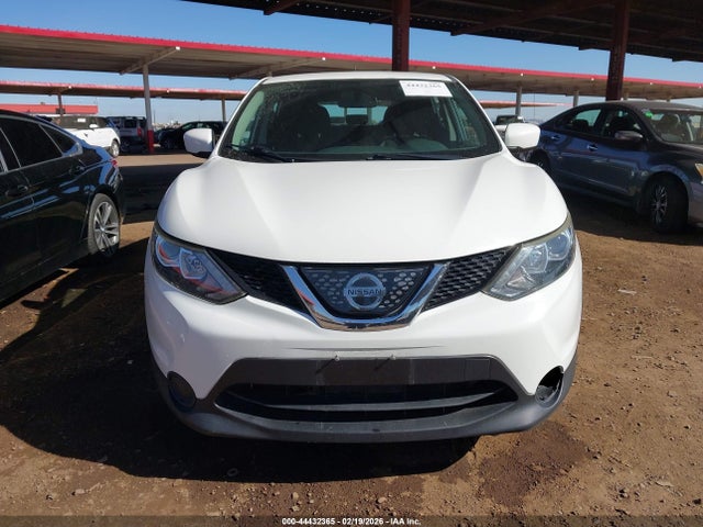 JN1BJ1CR8JW256409 Nissan Rogue Sport S