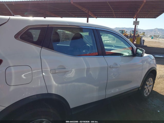 JN1BJ1CR8JW256409 Nissan Rogue Sport S