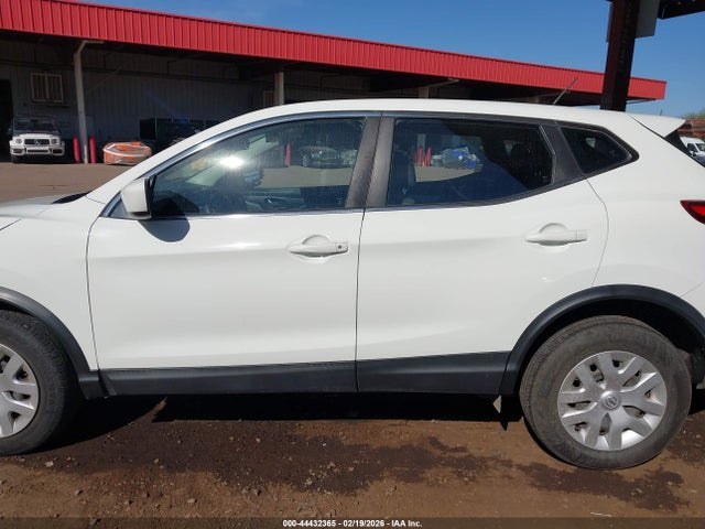 JN1BJ1CR8JW256409 Nissan Rogue Sport S