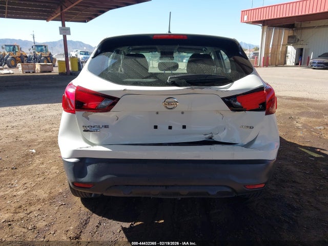 JN1BJ1CR8JW256409 Nissan Rogue Sport S