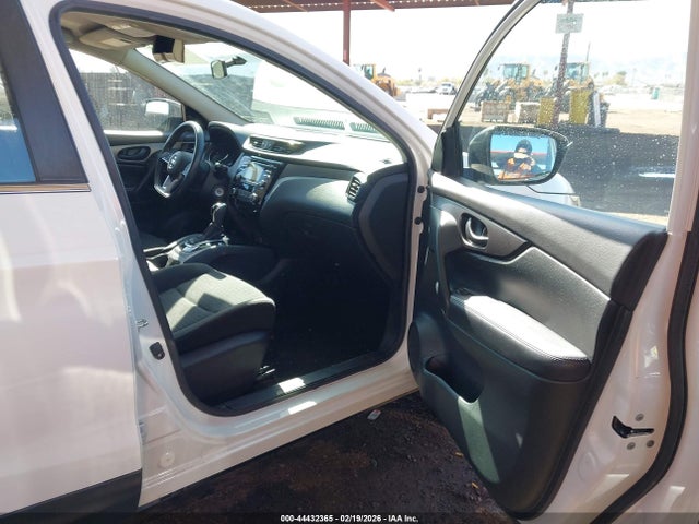JN1BJ1CR8JW256409 Nissan Rogue Sport S