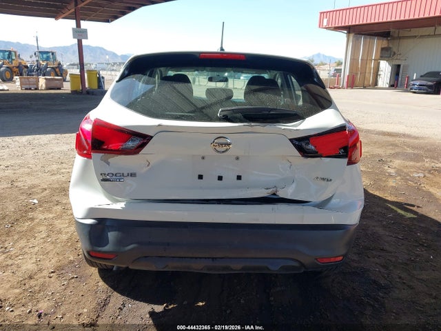 JN1BJ1CR8JW256409 Nissan Rogue Sport S